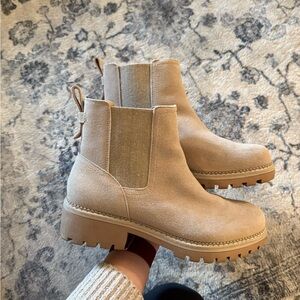 Women's Tan Chelsea Boots • 9.5W